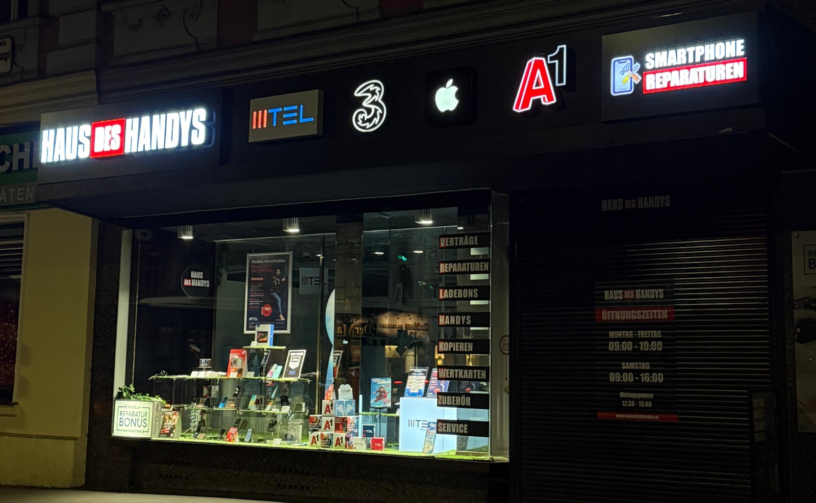 Haus des Handys Schaufenster bei Nacht